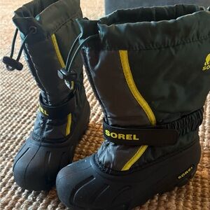 Boys Sorel Size 1 Big Kid Black and Yellow Snow Boots like new